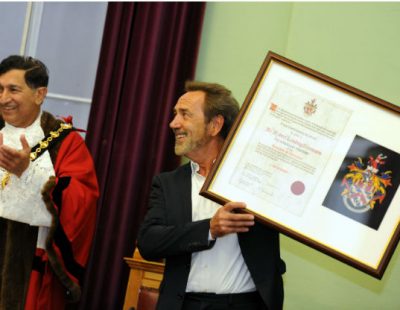 TV star and llkeston’s most famous son Robert Lindsay given freedom of Erewash