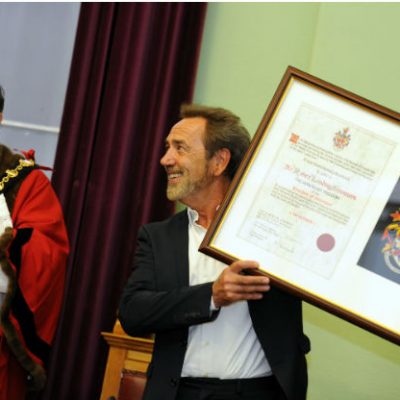 TV star and llkeston’s most famous son Robert Lindsay given freedom of Erewash